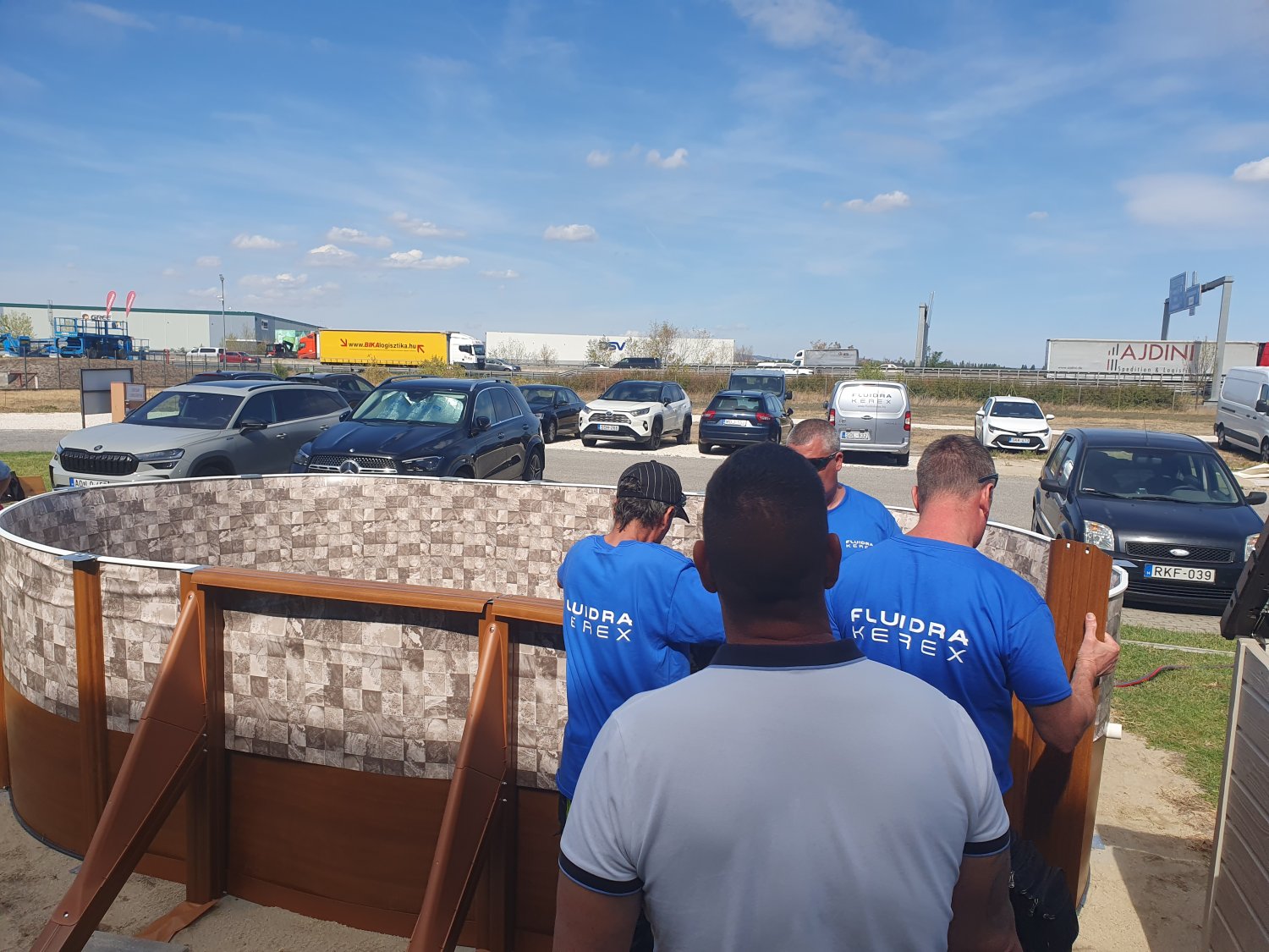 A fóliázott GRE medence a Pool Build Day során